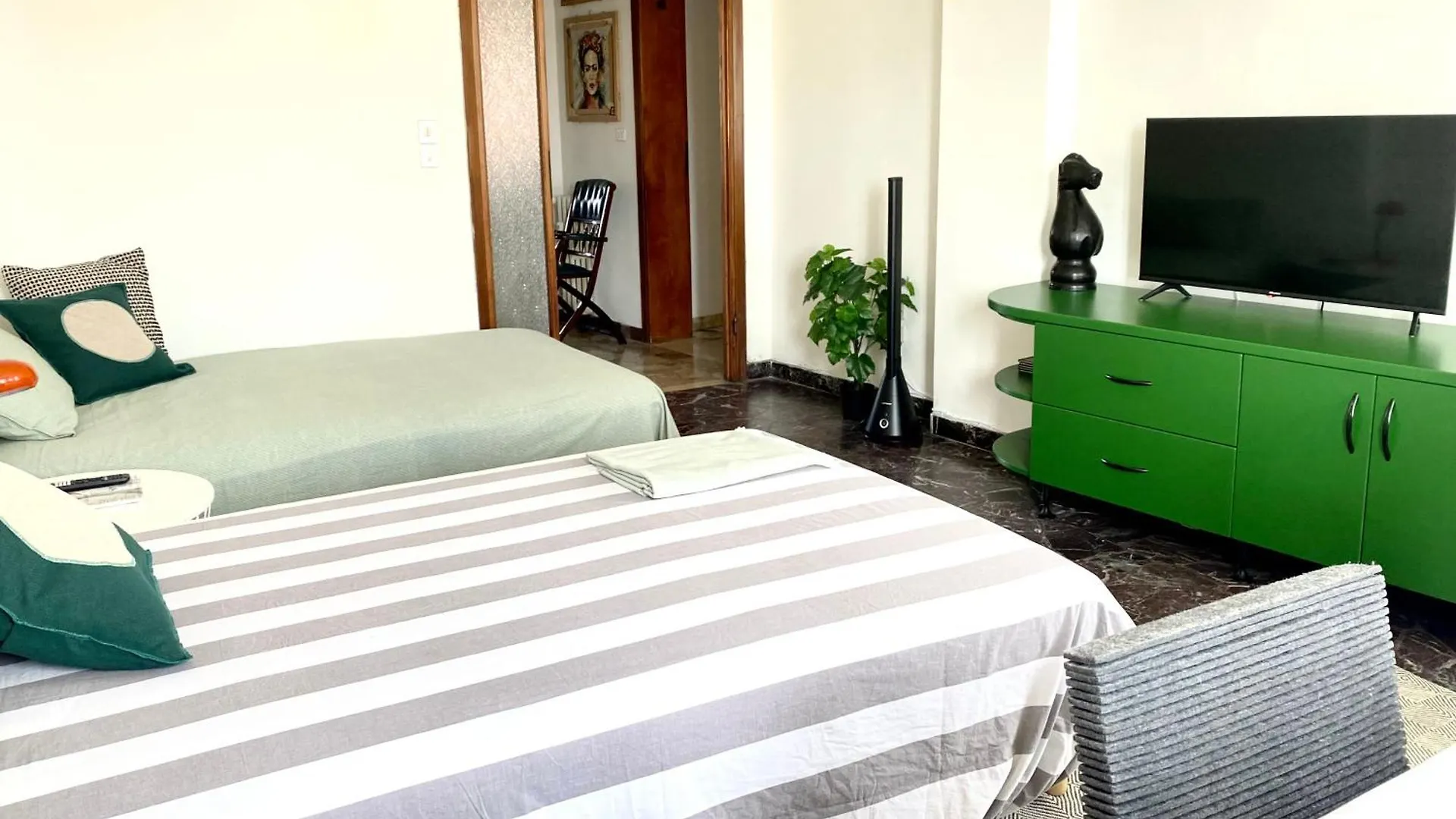 Apartment 15 Minutes From Venice contacts